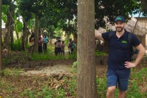 Jakob Saternus next to a 4-year-old African mahogany tree Melia azedarach (Giant lira).